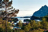 Le isole Lofoten Norvegia. Panorami di Kabelvag (Austvagoya) con lo Storvagan, l'immenso blocco di granito del Vagekallen (942 m), punto di riferimento famoso nei panorami di questa zona. 